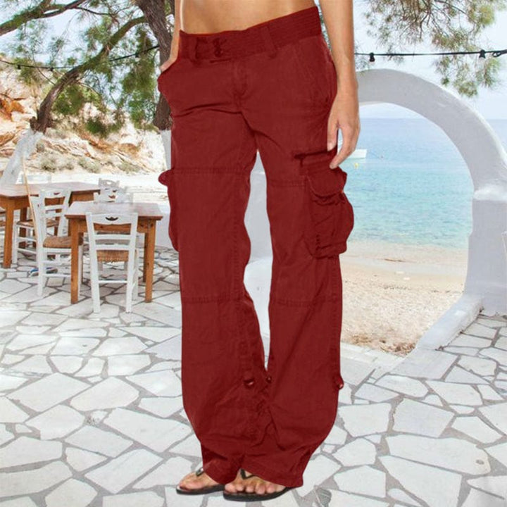 Stijlvolle zwarte dames cargo broek, comfortabel voor streetwear met moderne pasvorm en praktische zakken.