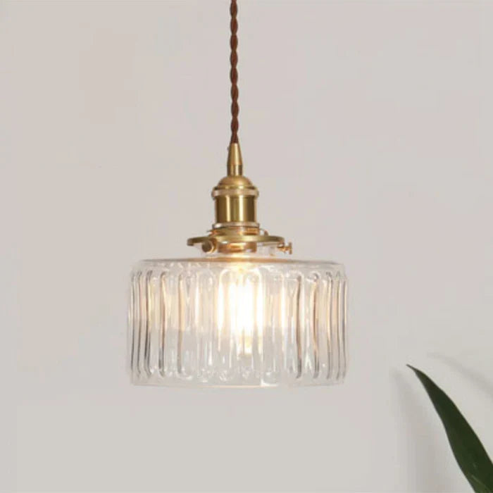 Moderne glazen hanglamp voor horeca-interieurs; creëert een luxe ambiance.