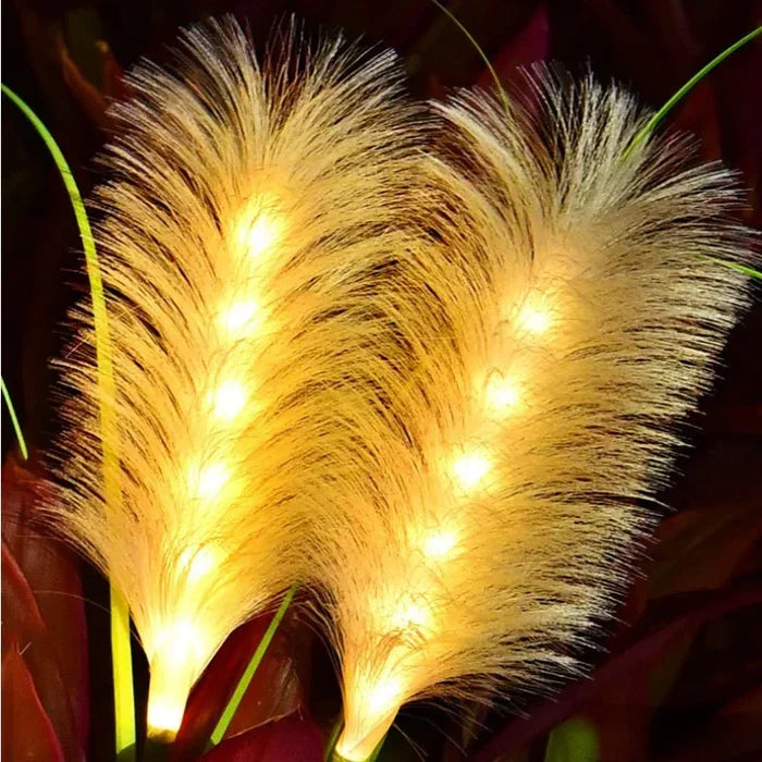 Stijlvolle rieten SunReed tuinverlichting overdag, landelijke tuindecoratie die charme toevoegt aan de buitenruimte.