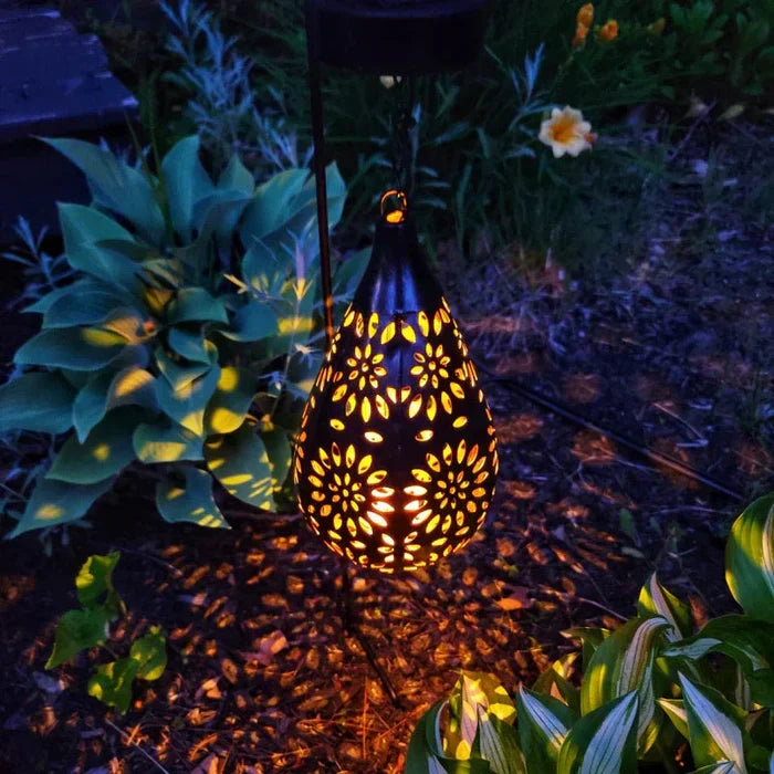 Elegante SolarLuxe zonne-energie tuinlamp van RVS, draadloze en weerbestendige LED verlichting voor elke tuin.