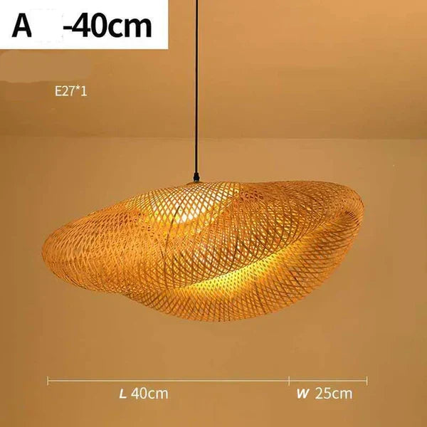 Rotan hanglamp RayaLicht verlicht een gezellige eetkamer met zachte, natuurlijke sfeerverlichting.
