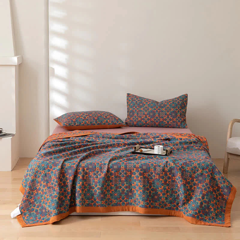 Oranje & blauw gestreept dekbed, zeslaags katoen. TerraLoom decoratieve quilt voor een kleurrijke slaapkamer.