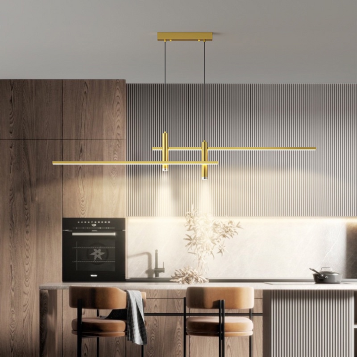 Minimalistische gouden design hanglamp met zwarte details. Moderne plafondlamp voor stijlvolle eetkamerverlichting.