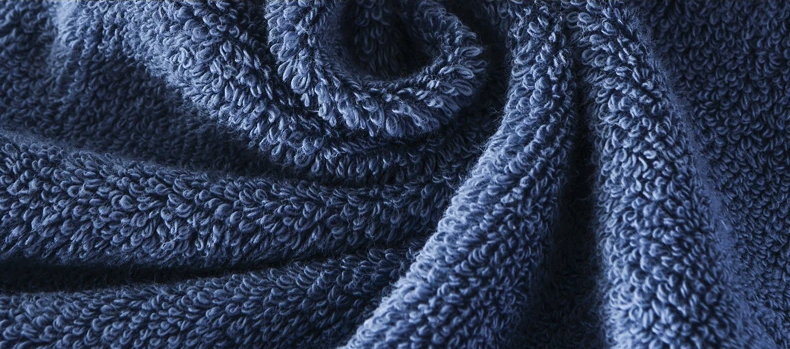 Details van de kraag en revers van de zachte fleece heren badjas, ultiem comfort en warmte.