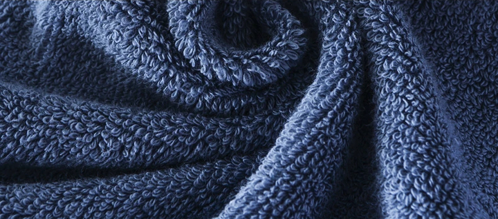 Details van de kraag en revers van de zachte fleece heren badjas, ultiem comfort en warmte.
