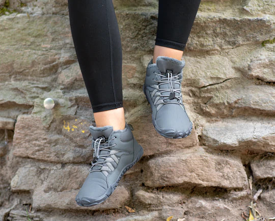 Detail van de ruime brede teenbox van de ergonomische barefoot schoenen, biedt pijnverlichting en comfort.