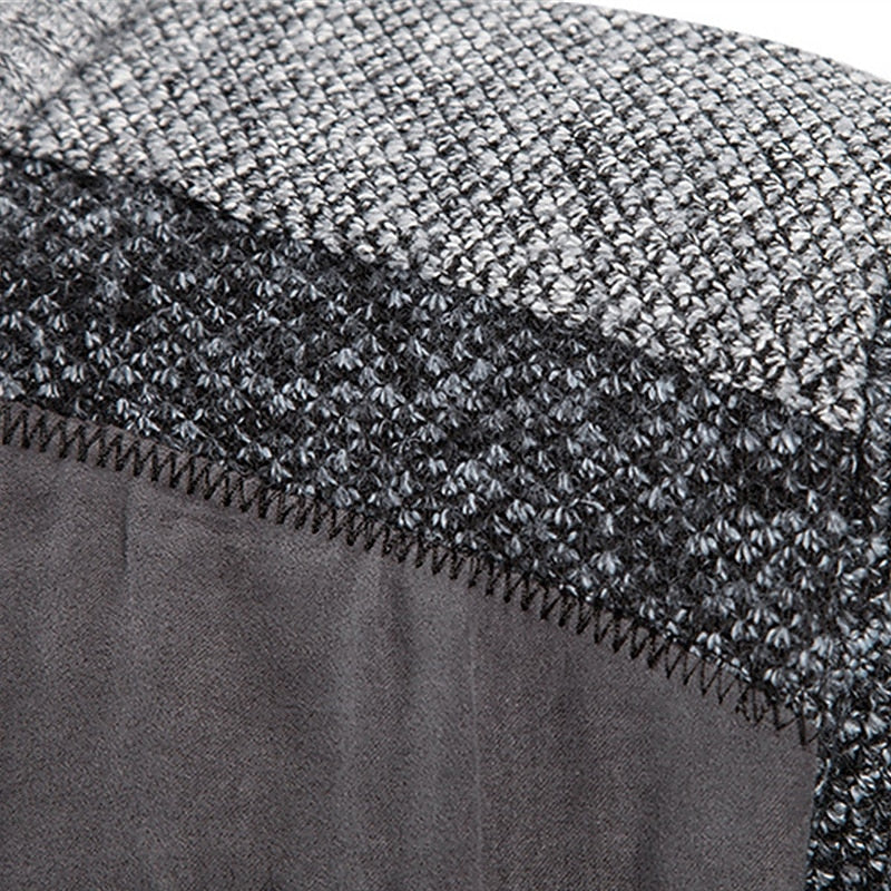 Comfortabel wollen herenvest met hoge ritssluiting, zacht gebreid voor extra warmte in najaar en winter.