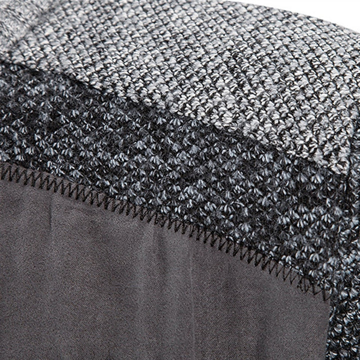 Comfortabel wollen herenvest met hoge ritssluiting, zacht gebreid voor extra warmte in najaar en winter.