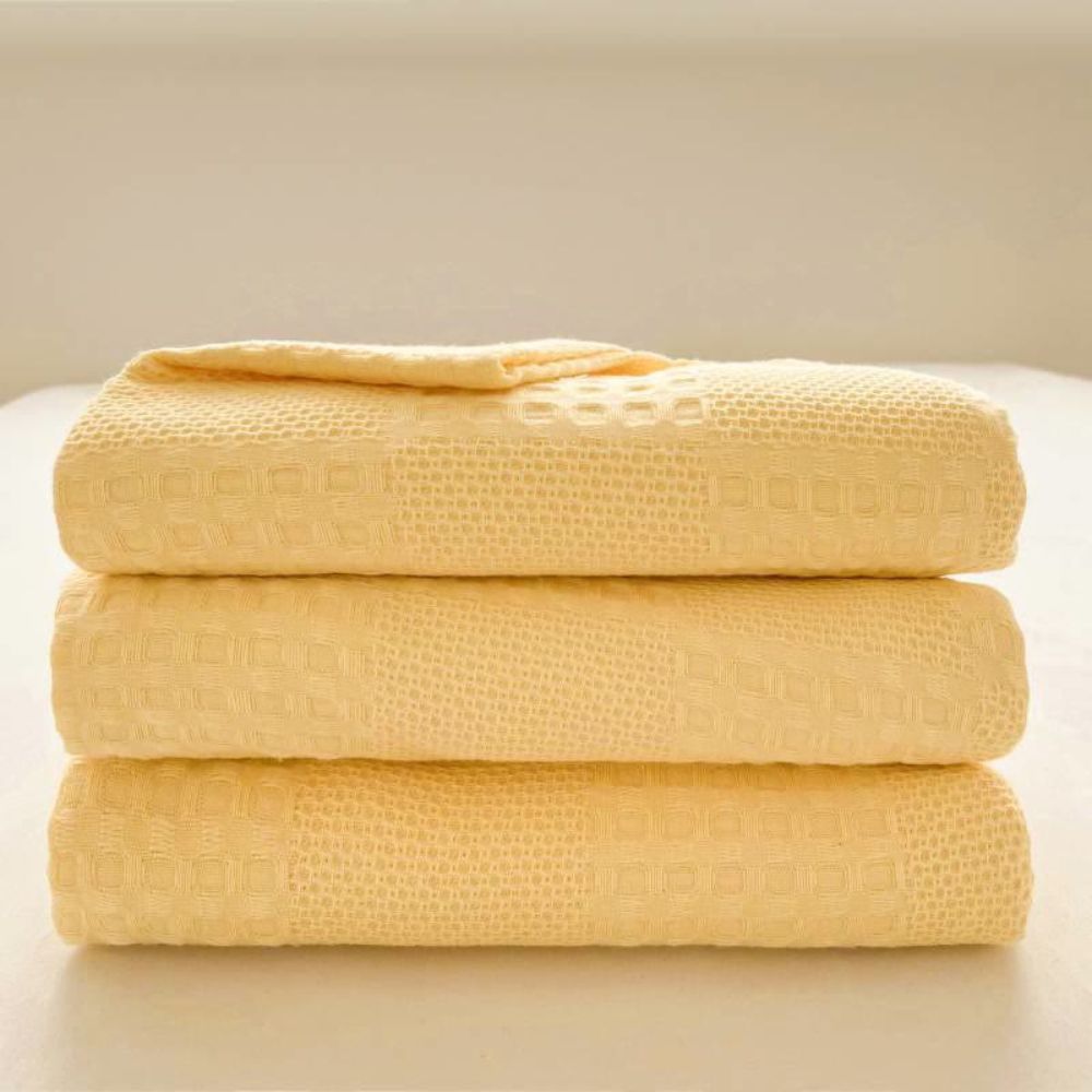 Creëer warmte en comfort met deze zachte biologisch katoenen wafeldeken, perfect voor ontspanning.