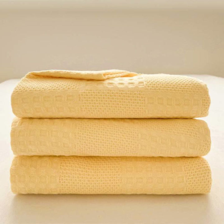 Creëer warmte en comfort met deze zachte biologisch katoenen wafeldeken, perfect voor ontspanning.