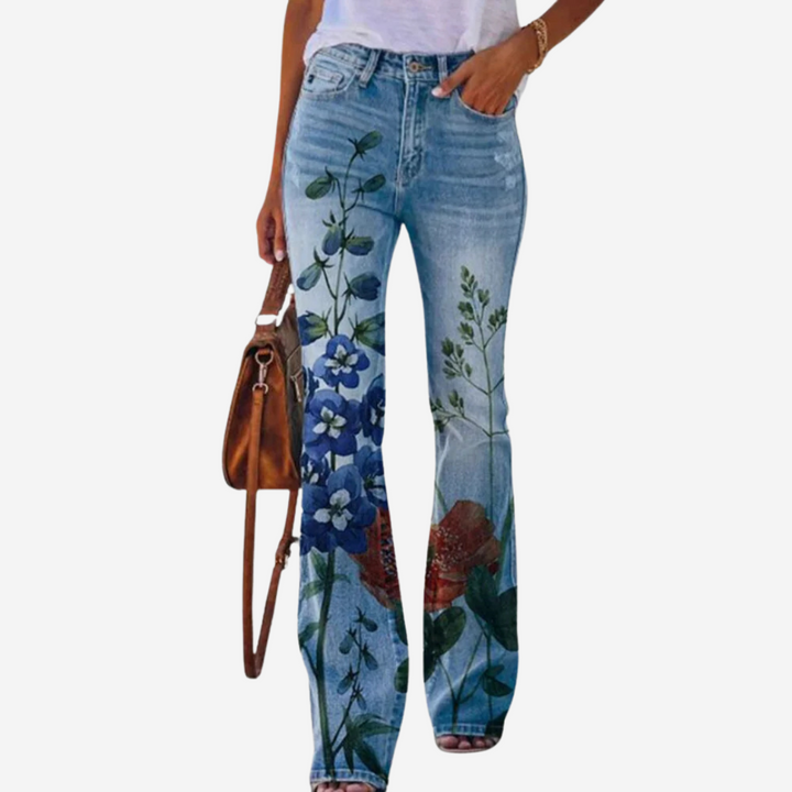 Comfortabele dames jeans met trendy flare pijpen. Spijkerbroek met stijlvol patroon, modieus.