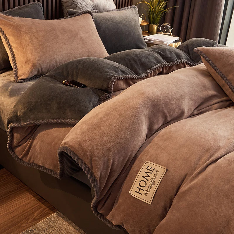 Detailopname van de luxe fluwelen fleece dekbedovertrekset. Zacht pluche beddengoed voor warmte en comfort.