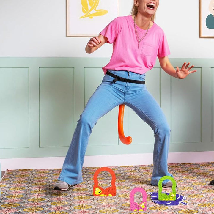 Groep vrienden en familie barst in lachen uit tijdens het hilarische Swingo partyspel, vol actie en familieplezier.