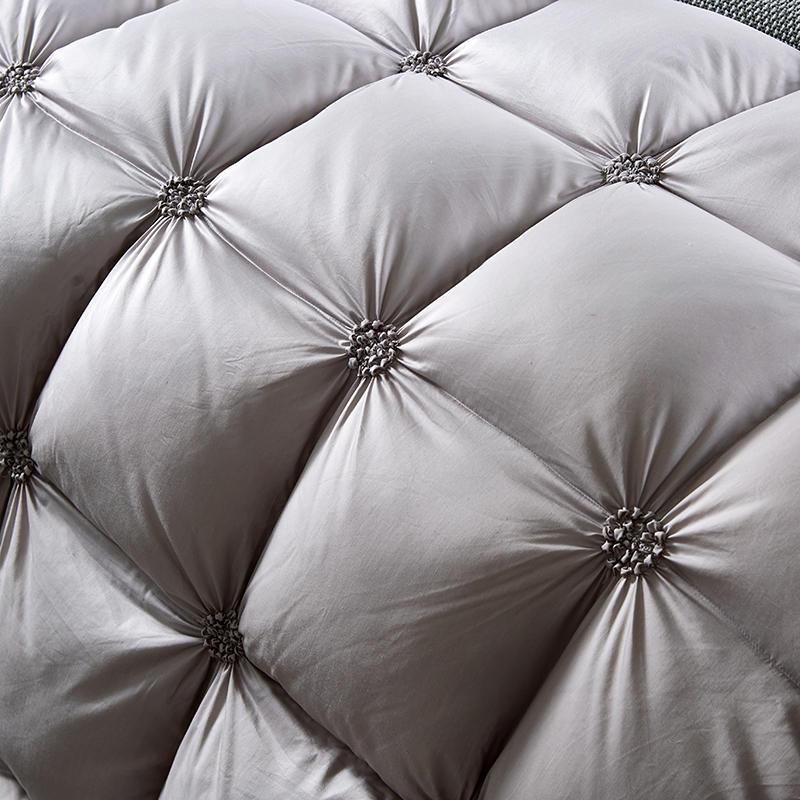 Ultiem comfortabel PlumeLux donsdekbed met 100% ganzendons. Doorgestikt voor perfecte warmteverdeling.