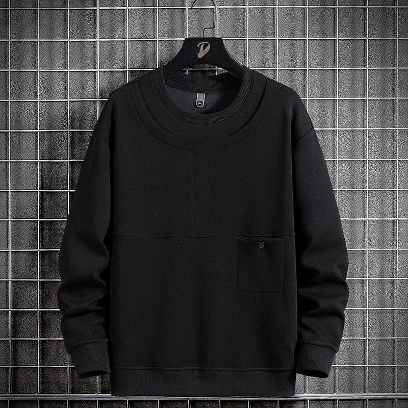 Man draagt comfortabele gestreepte heren trui. Stijlvol sweatshirt met ronde hals voor een casual uitstraling.
