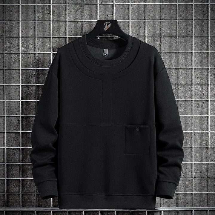 Man draagt comfortabele gestreepte heren trui. Stijlvol sweatshirt met ronde hals voor een casual uitstraling.