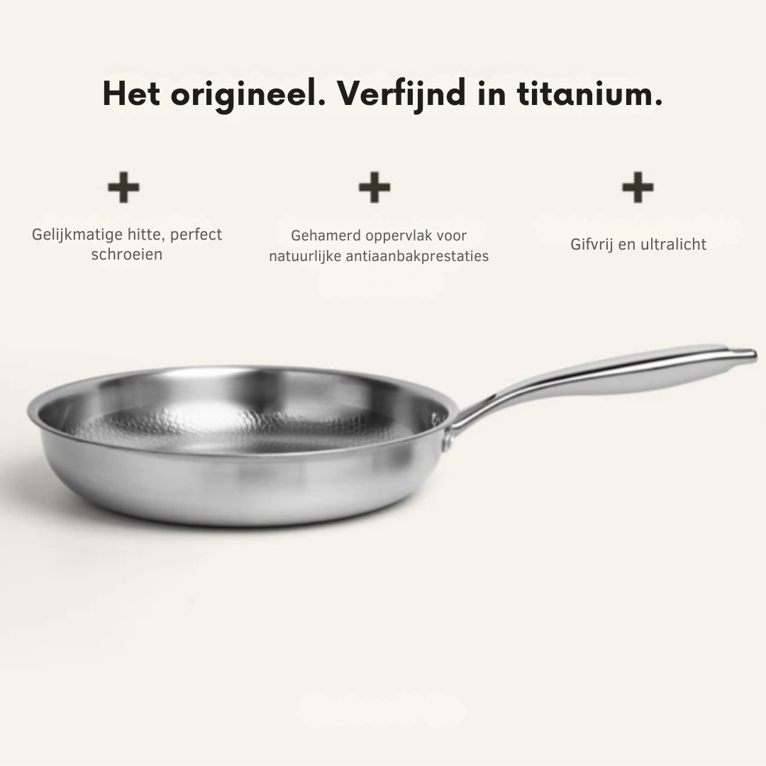 De robuuste onderkant van een gehamerde titanium pan, compatibel met inductie en alle warmtebronnen.