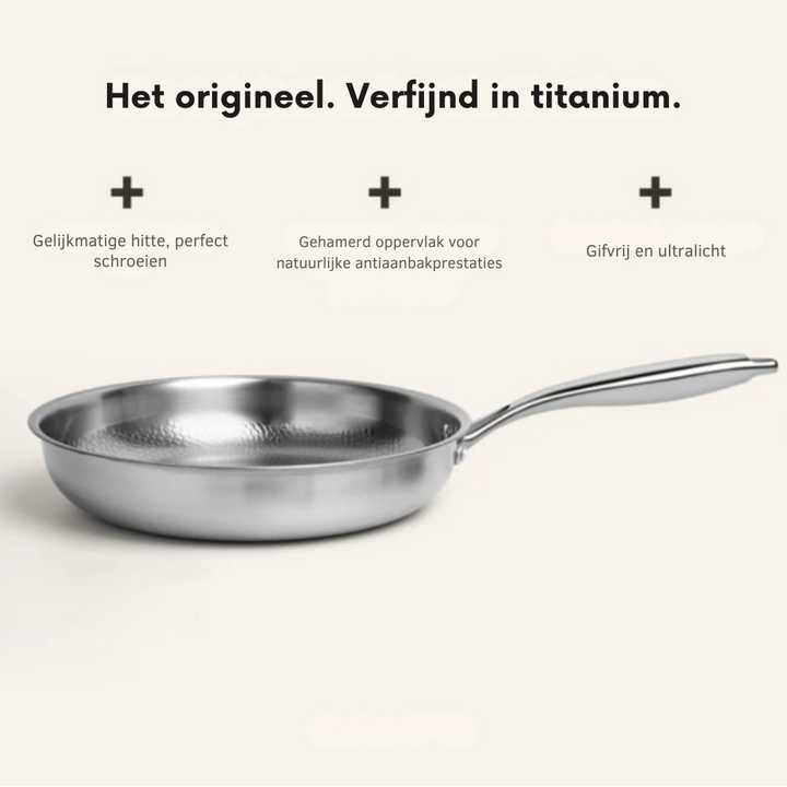 De robuuste onderkant van een gehamerde titanium pan, compatibel met inductie en alle warmtebronnen.