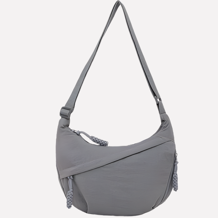 Lichtgewicht en ruime nylon halvemaan crossbodytas. Perfect voor dagelijks gebruik met verstelbare band.