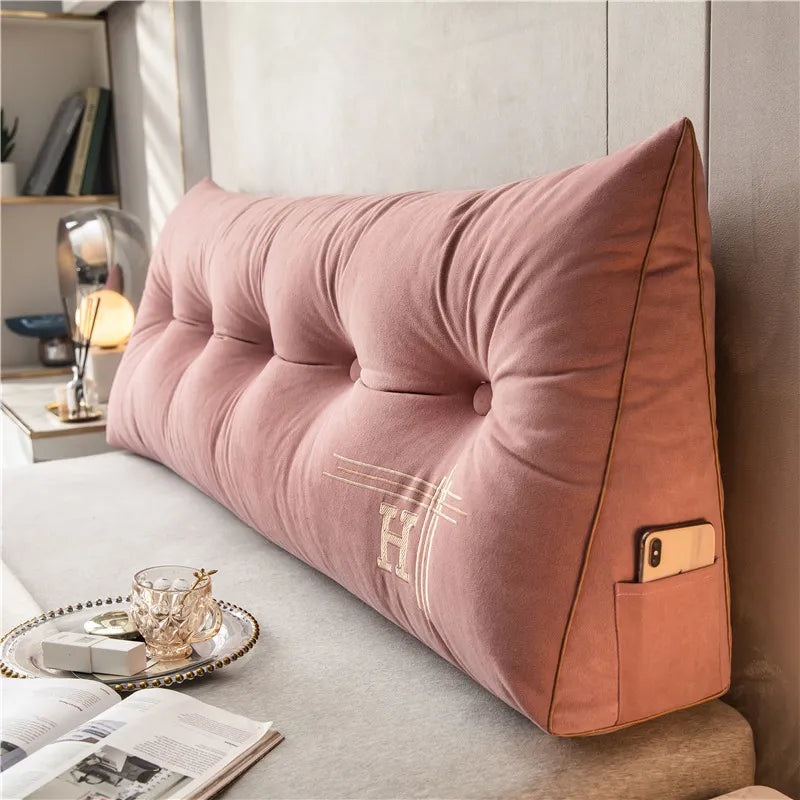 Sfeervol groot loungekussen EmbraceNest, een zacht comfortkussen dat zowel decoratief als ontspannend werkt in huis.