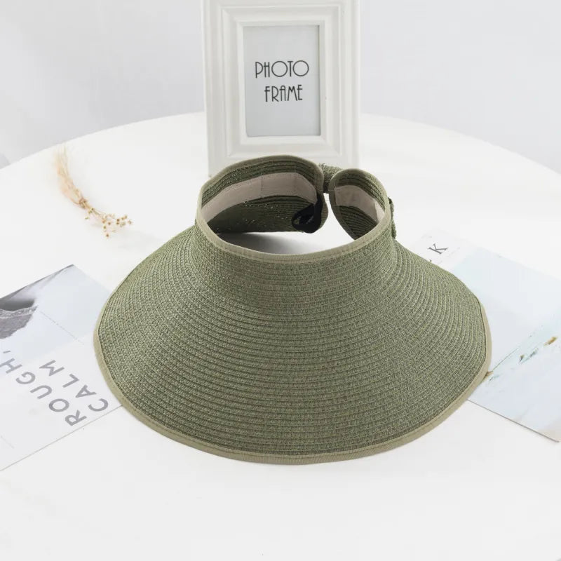 Dames zonneklep met UV-bescherming en brede rand, een must-have accessoire voor elke zomeroutfit.