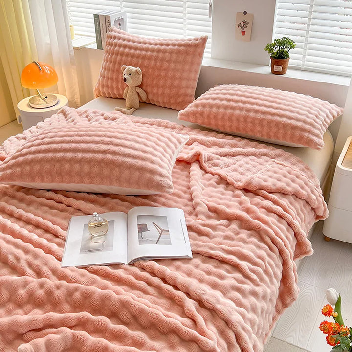 Ultiem comfort met deze warme fleece deken. De zachte bubbeltextuur maakt elke ruimte knus en uitnodigend.