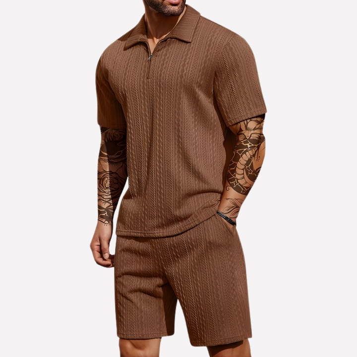 Stijlvolle heren polo uit de casual zomer set, gecombineerd met comfortabele shorts.
