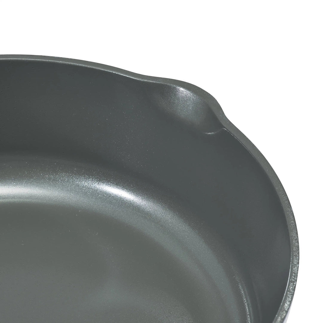 Detailopname van de antiaanbaklaag in de multifunctionele aluminium kookpan voor zorgeloos kookgemak.