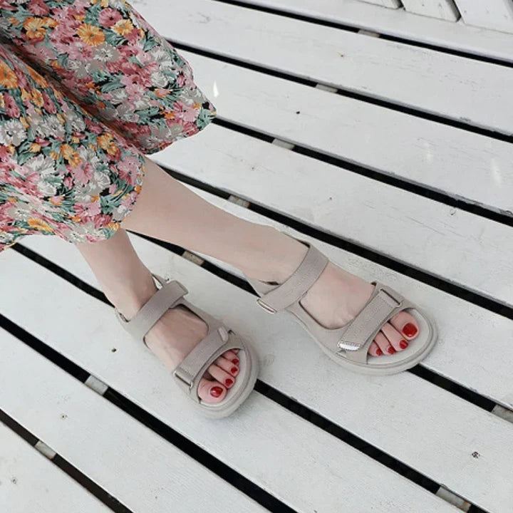 Verstelbare dames sandalen, speciaal ontworpen voor een brede pasvorm en maximaal comfort.