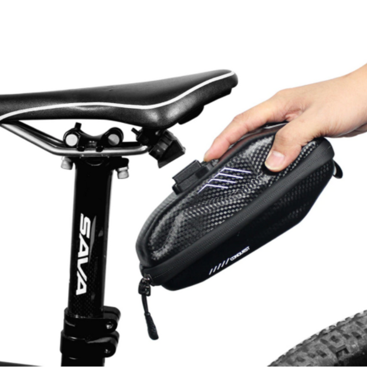 Aerodynamische waterdichte zadeltas voor de fiets. Hardcase design biedt bescherming en stijl voor jouw fietstocht.