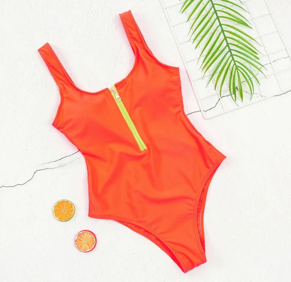 Effen badpak voor dames met rits. Modern design voor een zelfverzekerde en stijlvolle uitstraling.