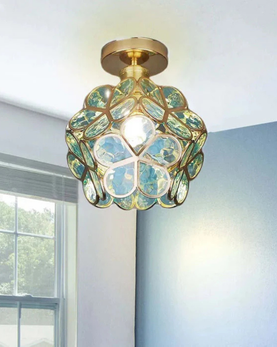 Plafondlamp 'Bloem' gemonteerd, voegt een decoratief element toe aan elk interieur.