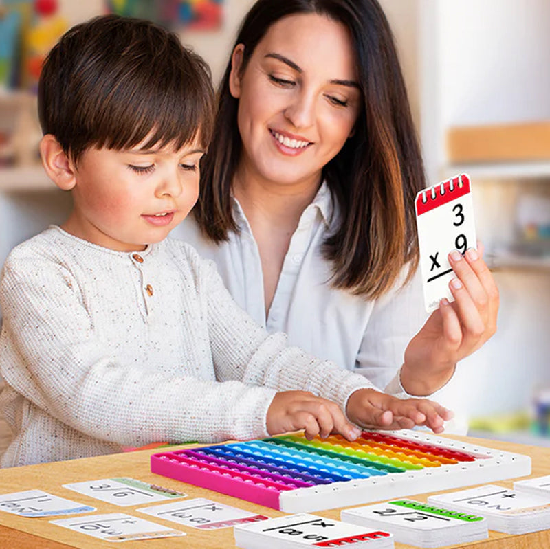 Interactieve rekenflitskaarten voor kinderen. Educatief speelgoed om spelenderwijs wiskunde te leren en motoriek te ontwikkelen.