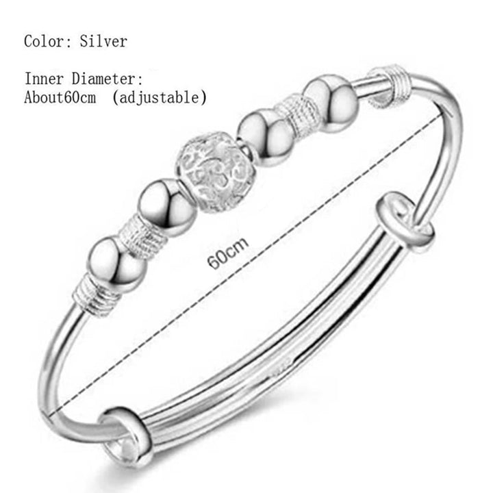 Verzilverde damesarmband met elegante gelukskralen, een betekenisvol en modieus sieraad.