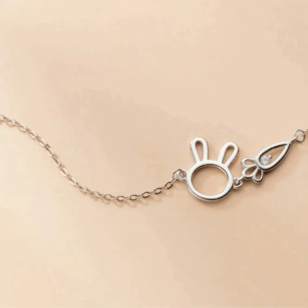 Close-up van de subtiele dames armband met schattige verzilverde konijnhanger.