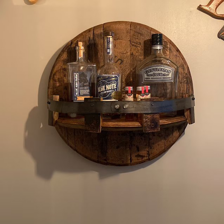 Eikenhouten whiskey vatrek van een oud bourbonvat, rustieke flessenhouder voor huisbar.