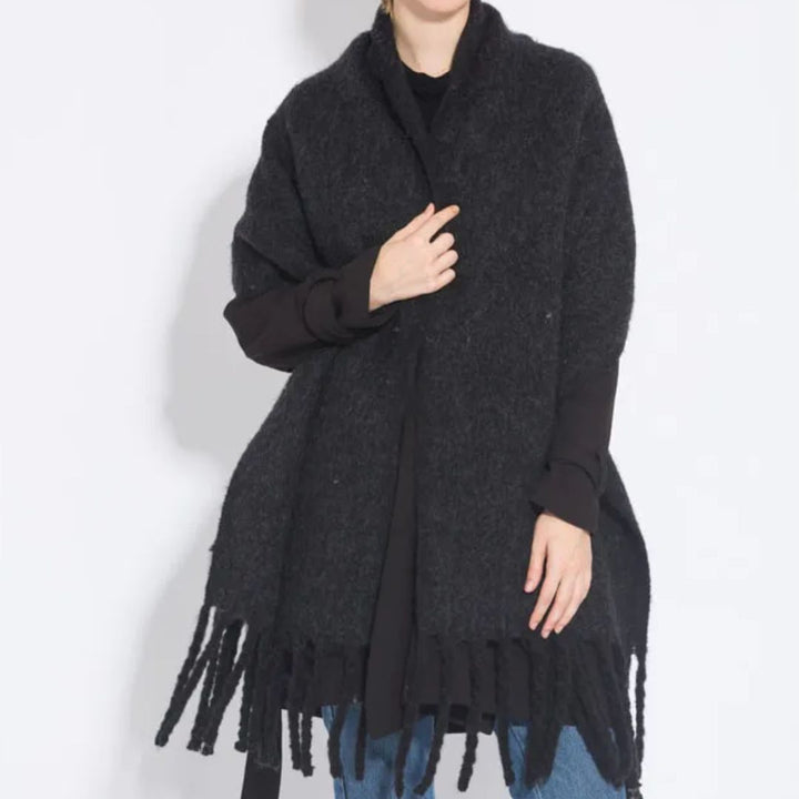 Netjes gevouwen effen dames kasjmier sjaal, klaar voor een warme winterdag.