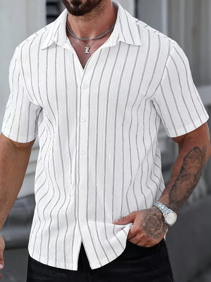 Heren overhemd korte mouw met blauwe verticale strepen, ideaal voor casual zomerlooks en strand.