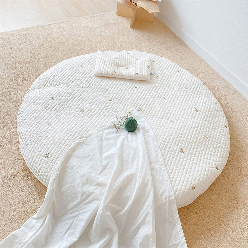 Zachte, ronde kruipmat van 100% katoen met antislip onderkant en vrolijke dierenprint voor baby's.