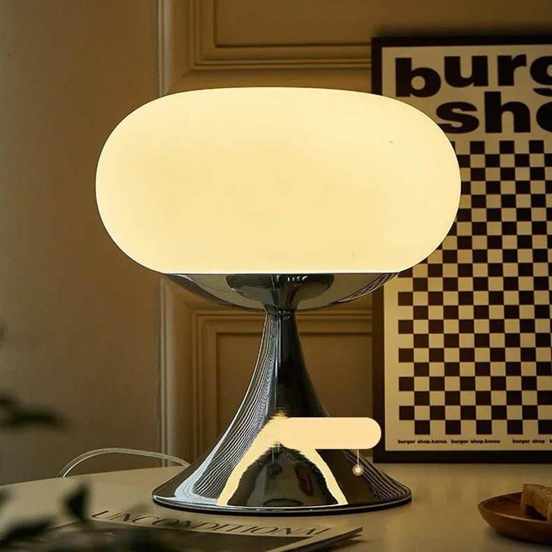 Vintage groene glazen appel tafellamp in Bauhaus stijl voor interieur design verlichting.