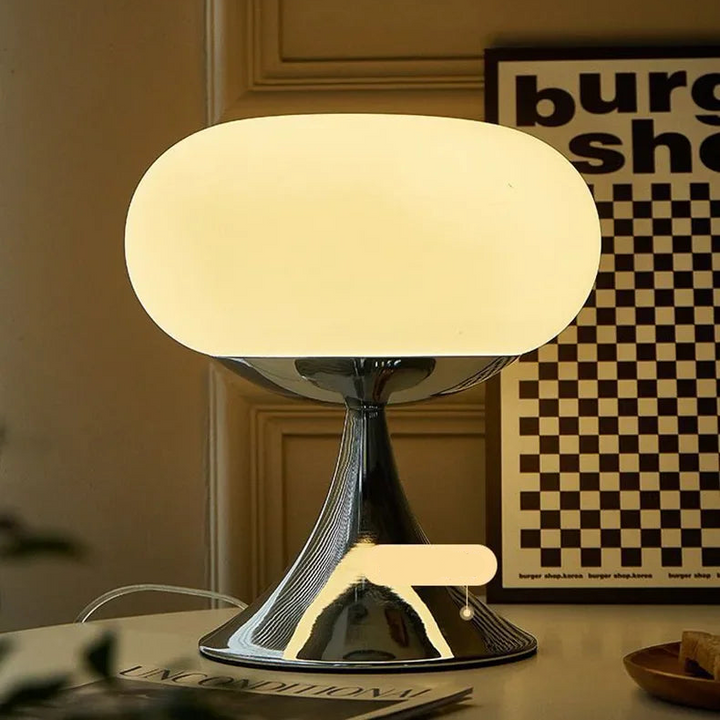 Vintage groene glazen appel tafellamp in Bauhaus stijl voor interieur design verlichting.