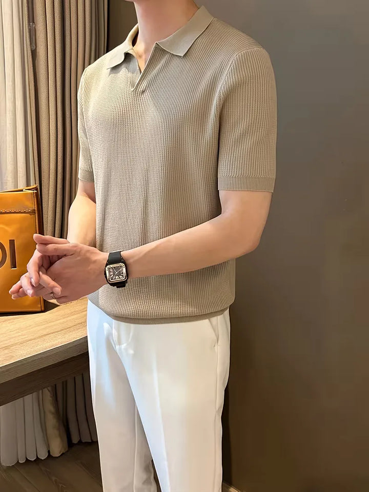 Donkergroene V-hals polo voor heren, gebreid en met korte mouwen, smart casual en veelzijdig.