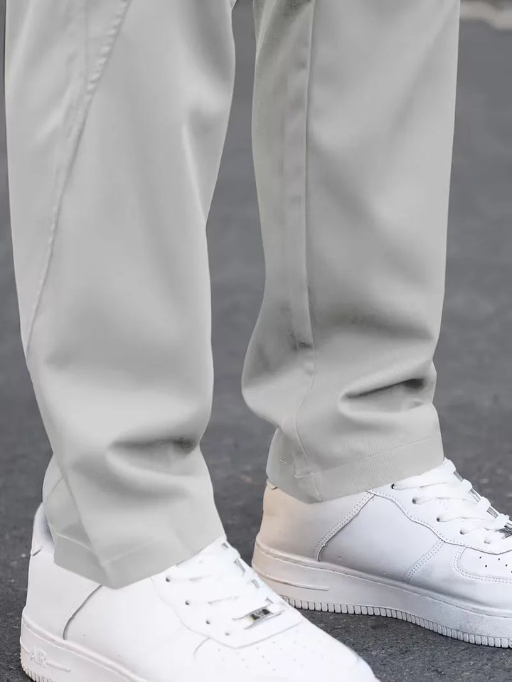 Casual beige heren cargo broek, stijlvol en comfortabel met praktische zakken.
