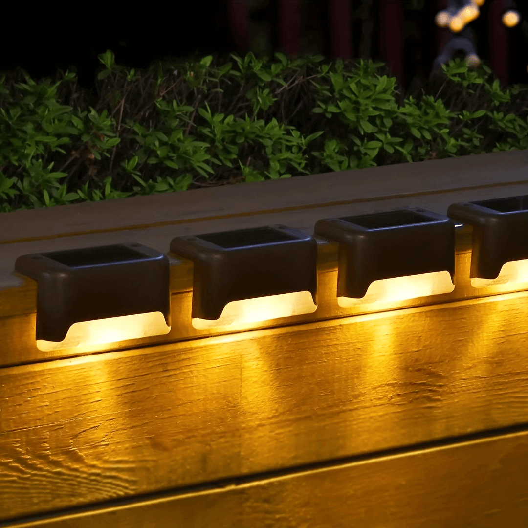 Compacte zwarte draadloze solar LED wandlamp met strak design, ideale moderne buitenverlichting.