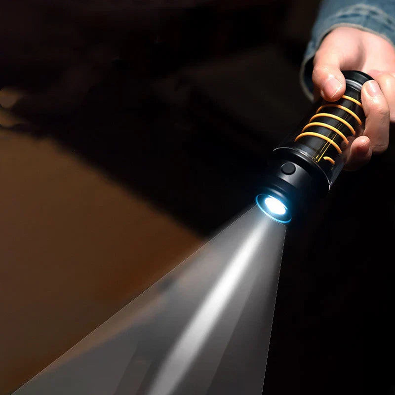 Draagbare NovaBeam LED campinglamp verlicht tent tijdens avondwandeling, ideaal voor sfeerverlichting en nood.