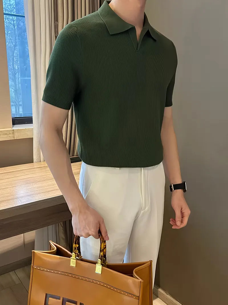 Heren polo met V-hals en korte mouwen, regular fit voor optimaal comfort in de zomer.