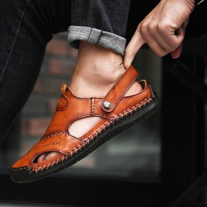 Lichtbruine herensandalen met ademende constructie. Perfecte comfortabele zomerschoenen, casual en verstelbaar.