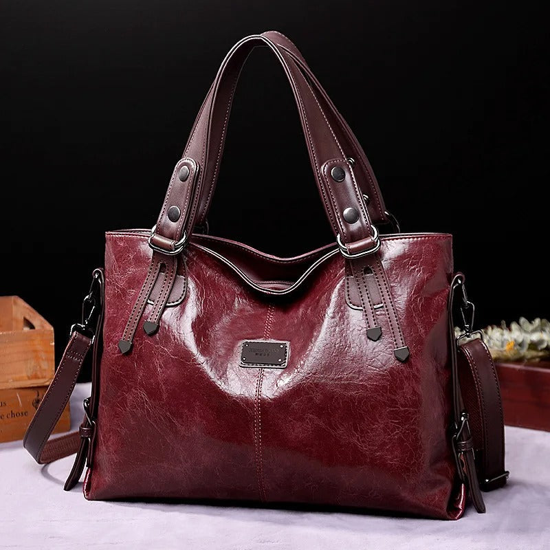 Wijnrode vintage dames handtas van zacht leer, elegante schoudertas, ideaal voor modieuze outfits.