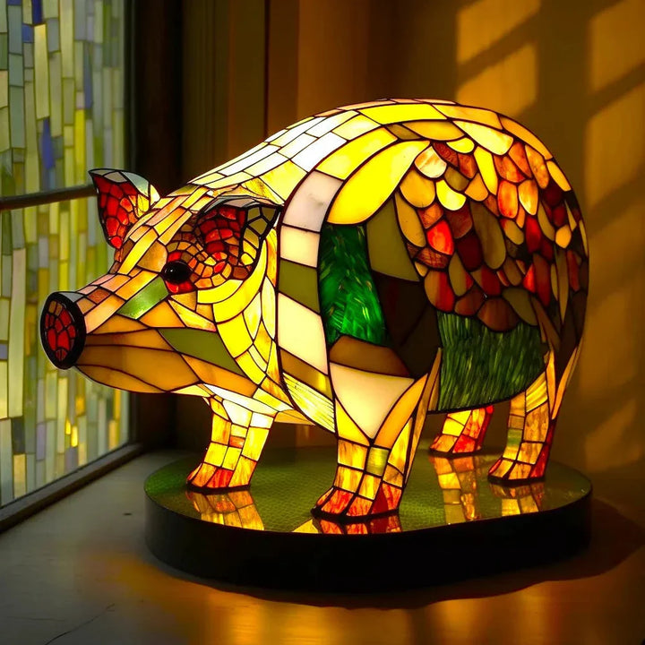 Kleurrijke glas-in-lood dierenlamp, handgemaakt en decoratief, ideaal als uniek woonaccessoire.