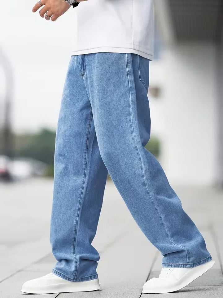 Straight-leg lichtblauwe heren jeans met klassieke 5-pocket stijl en comfortabele mid-rise pasvorm voor herenmode.